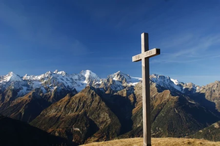 La très belle croix de l'alpage des Plannards, commune d'Orsières Commeire3 Web