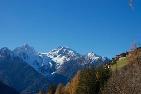 Commeire, accroché à la pente. En face, la Pointe d'Orny Commeire4 Web