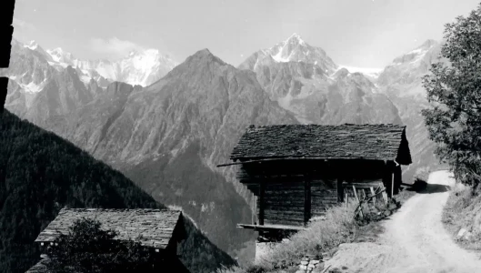 Deux vieux raccards situés à l'entrée du village de Commeire, face glacier d'Orny Commeirev1