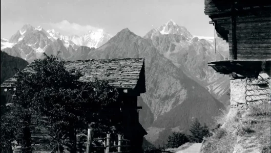 Deux raccards qui se trouvent à l'entrée du village de Commeire Commeirev2