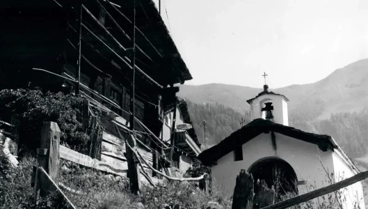 Vieille grange près de la chapelle St.Théodule de Commeire Commeirev5