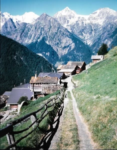 Entrée du village depuis l'Ouest en été Commeire V6