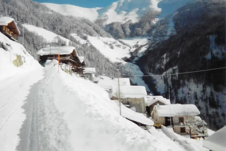 Entrée Est du village de Commeire en hiver. Commeire V7