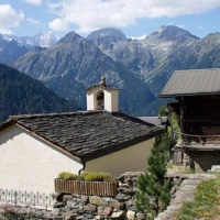Chapelle de Commeire dans son décors de montagnes Chapelle1