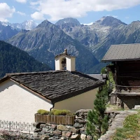 Chapelle de Commeire dans son décors de montagnes Chapelle1