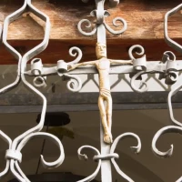 Christ sur la grille d'entrée de la chapelle de Commeire Chapelle5